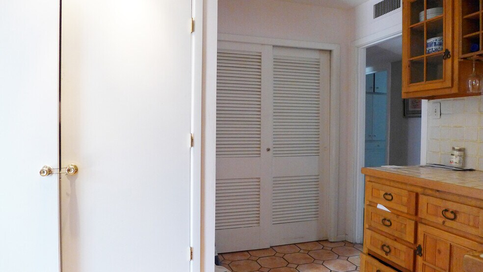 Building Photo - 310 West Mistletoe Avenue