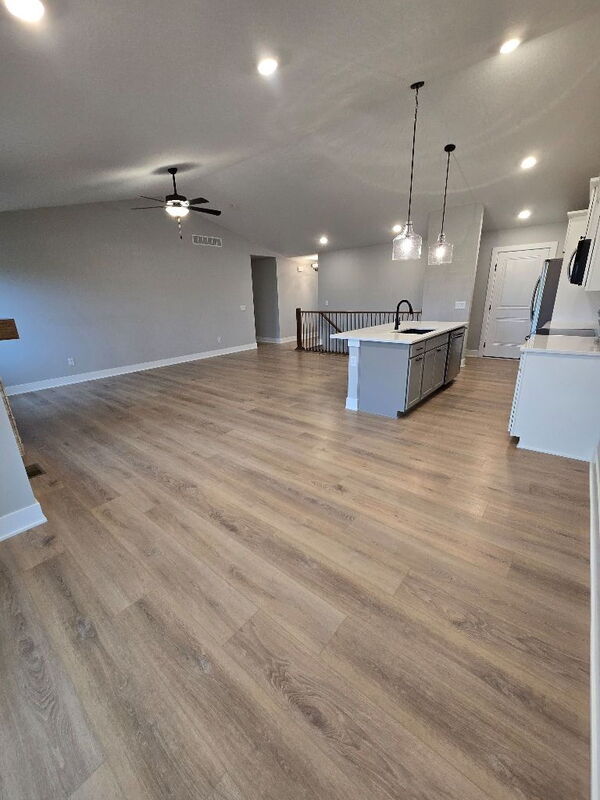 Building Photo - 300 SE Red Fern Dr