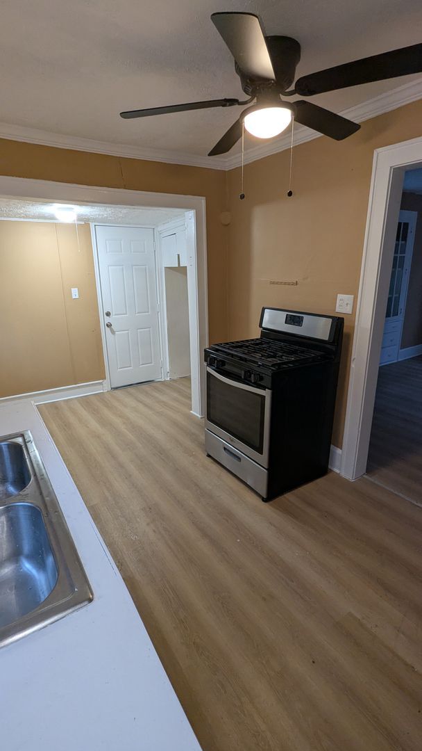 Building Photo - A charming 3-bedroom, 1.5-bathroom home located in the vibrant city of Akron