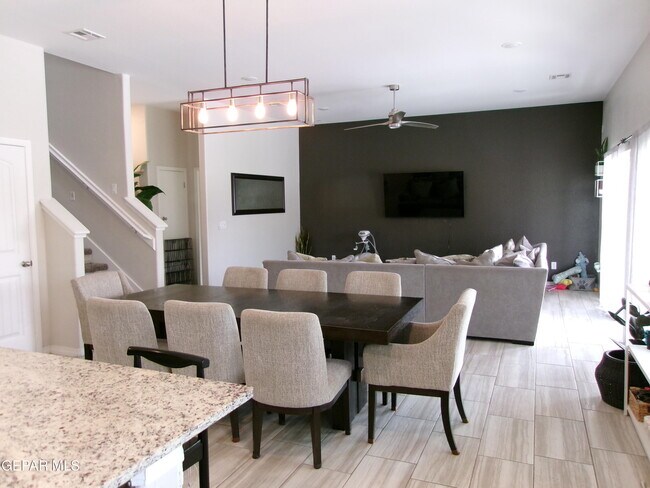 Building Photo - 645 La Entrada Cir
