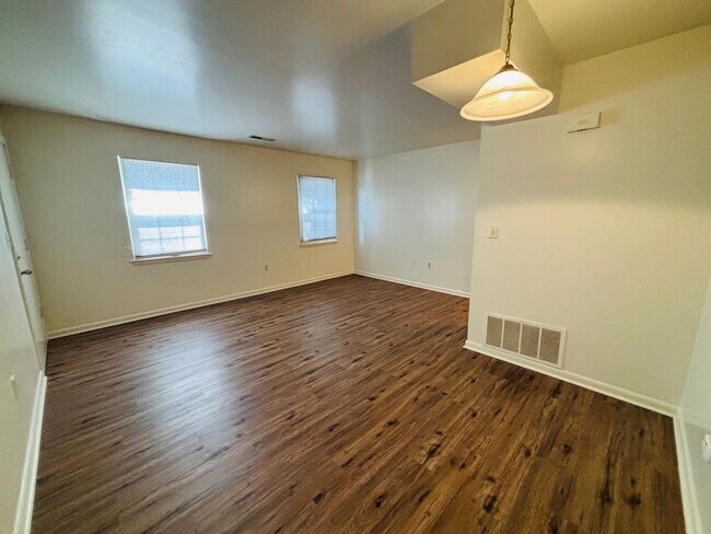 Building Photo - 2 Bedroom 1 Bathroom Condo