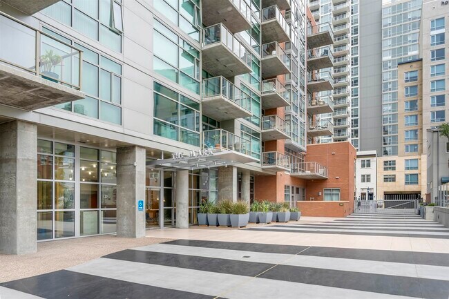 Building Photo - 800 The Mark Ln