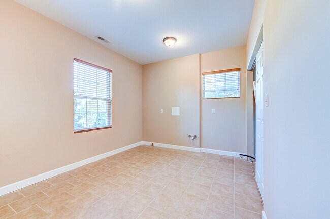 Building Photo - 1140 Collingwood Dr