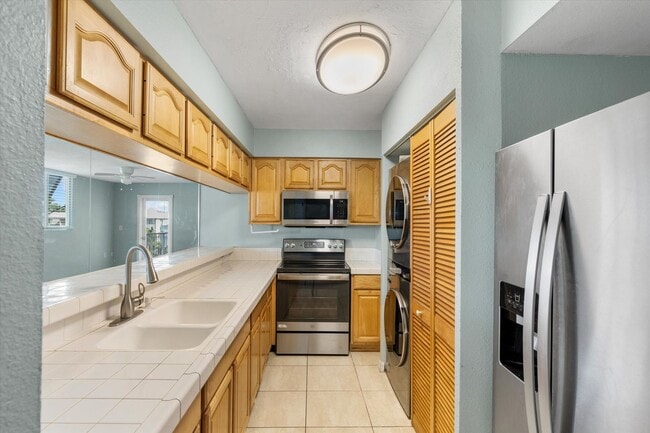 Building Photo - 3 Bedroom, 2 Bathroom Unfurnished Condo for a 1 year lease!