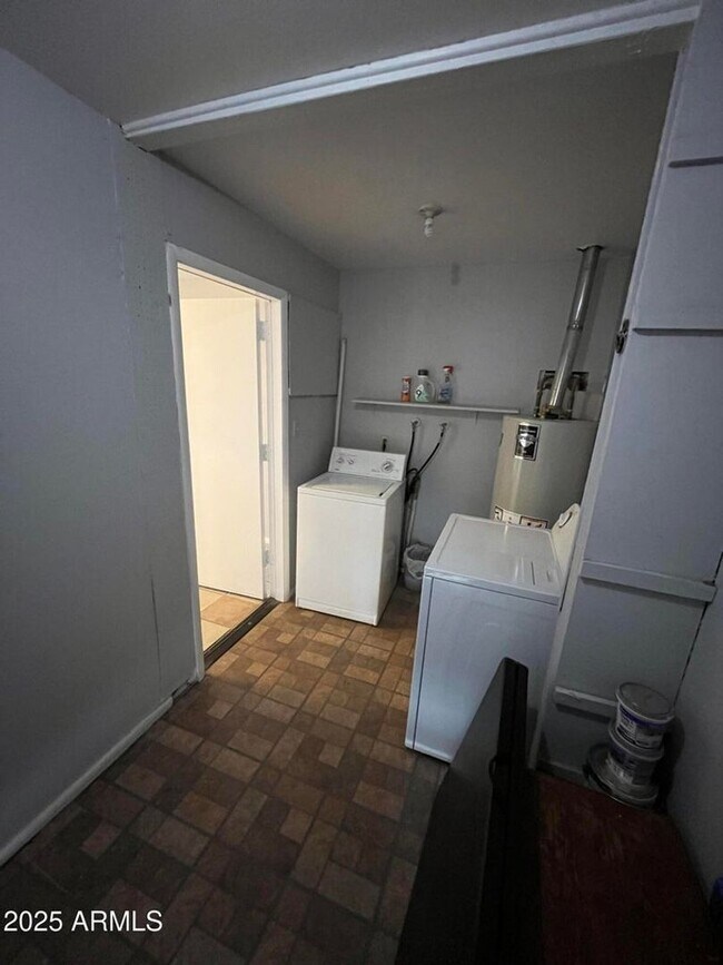 Building Photo - Amazing 3 Bedroom 2 Bath home in Tempe