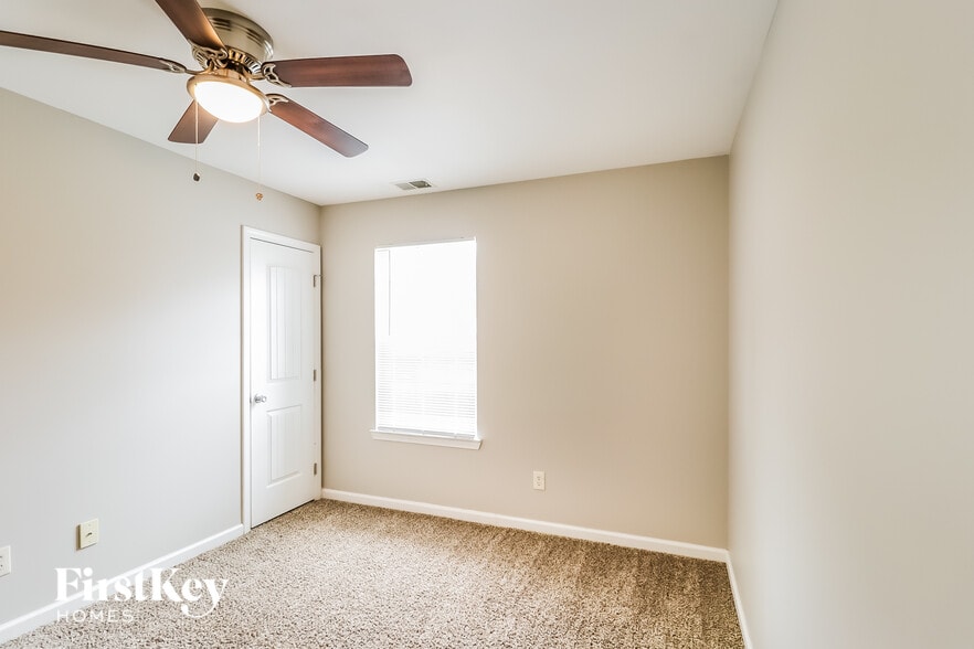 Building Photo - 243 Davis Dr