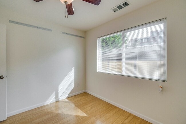 Building Photo - Beautiful 2 Bed/1 Bath Home only Blocks Fr...