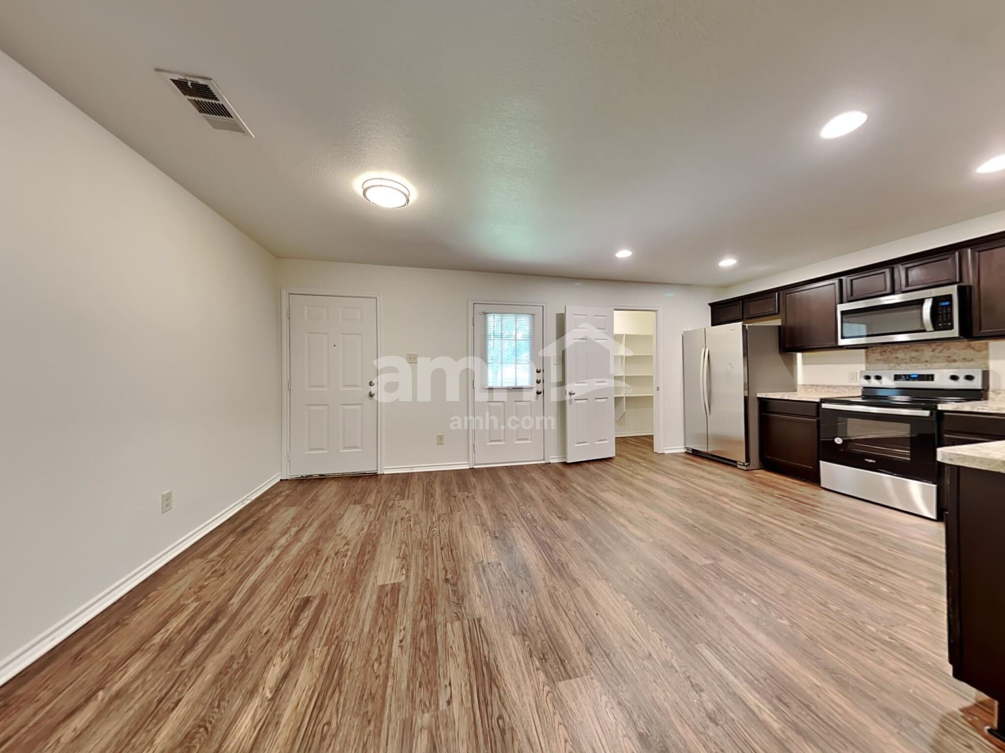 Building Photo - 1922 Cross Oaks Dr