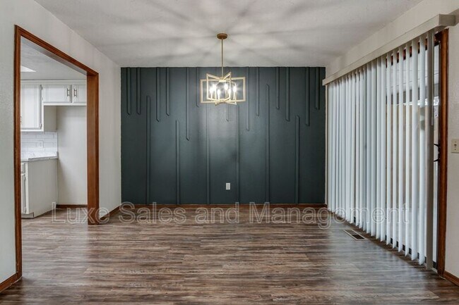 Building Photo - 1705 N Gleason Ave