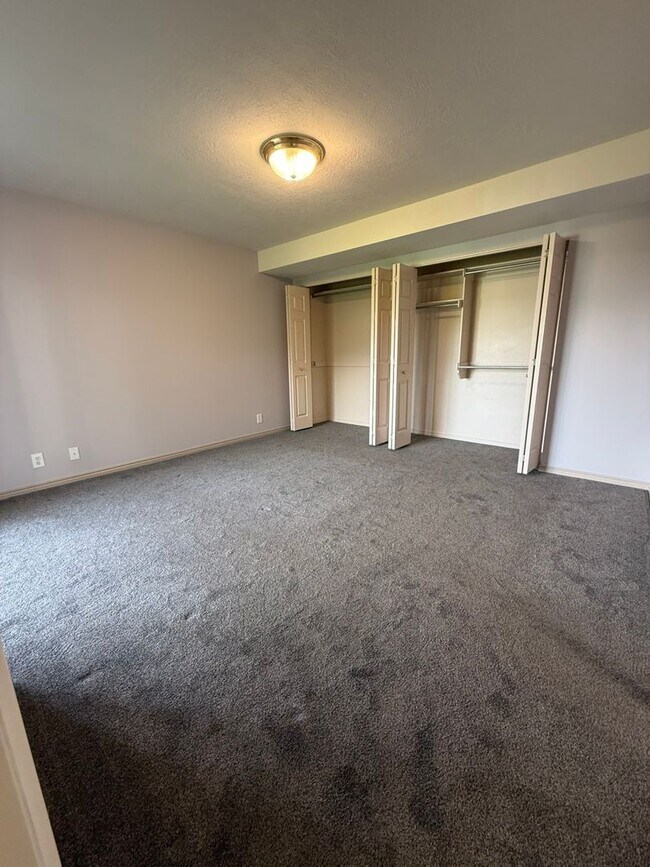Building Photo - 370 W 4900 S