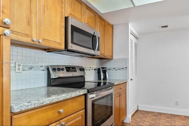 Building Photo - 825 Egret Cir
