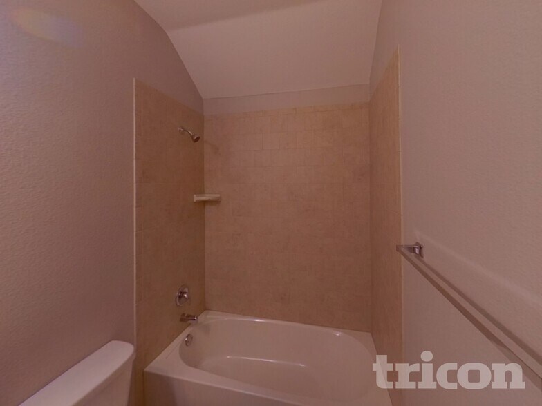 Building Photo - 3105 Oakcrest Dr