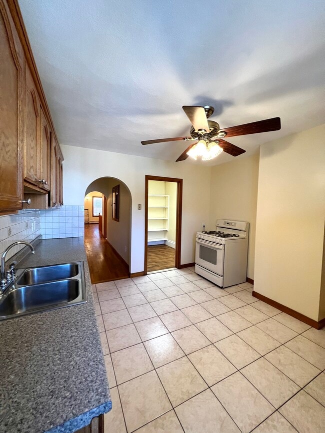 Building Photo - 225 Holland St