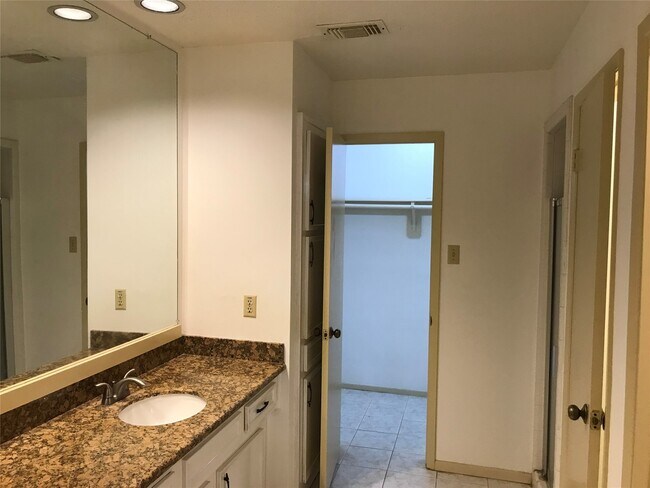 Building Photo - 2906 Green Fields Dr