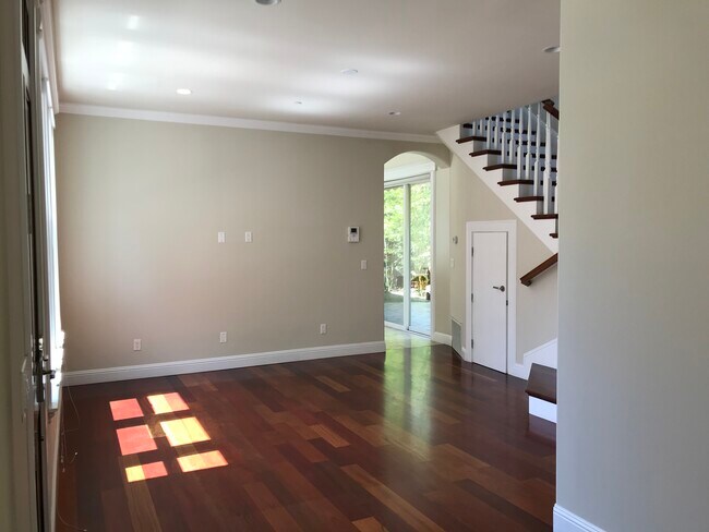 Building Photo - 557 Maple Ct
