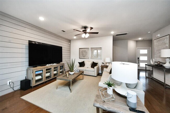 Building Photo - 1707 Summerlyn Ter Dr