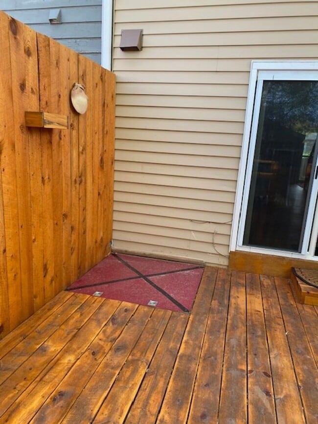 Building Photo - 2 bedroom, 1.5 bath Townhome  $1600/month