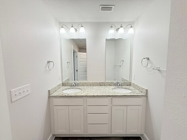 Building Photo - Stunning Townhome - Prime Pensacola Location