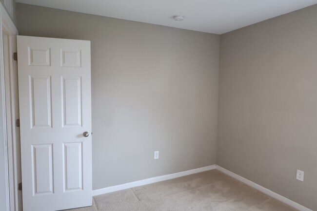 Building Photo - 1899 Lakecrest Dr