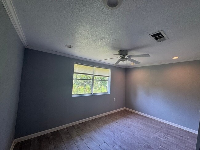 Building Photo - 2 Bedroom 1 Bathroom Duplex in Marianna Fl