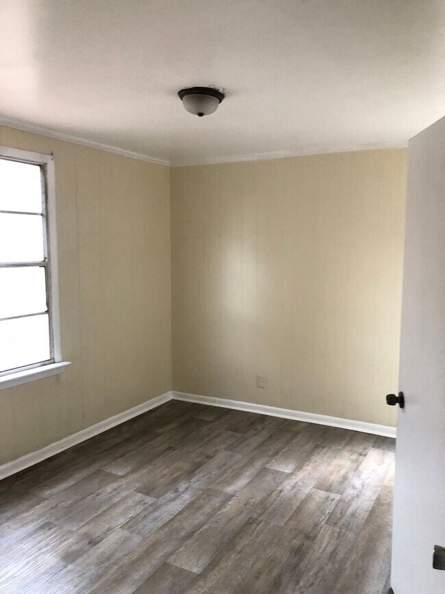 Building Photo - 3 bedroom 1.5 Bathroom