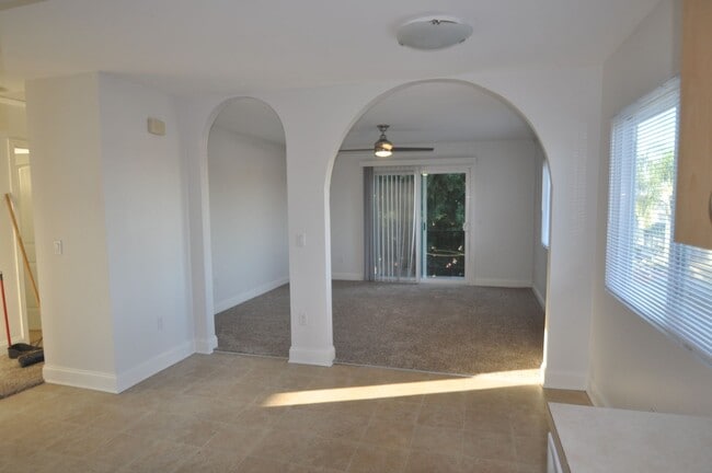 Building Photo - 951 W Summerland Ave