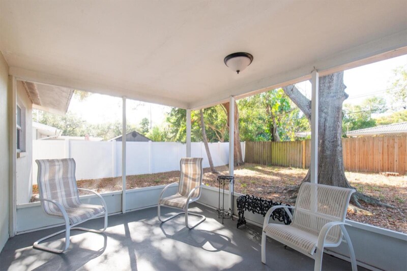 Building Photo - 1824 Chateau Dr W