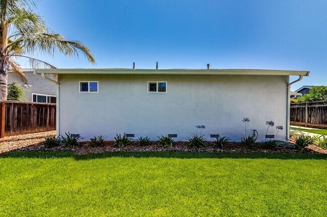 Building Photo - 4401 Castanos St