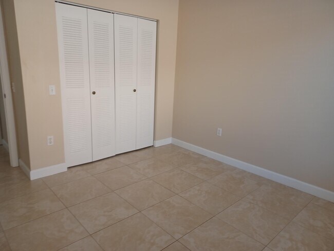 Building Photo - 818 Villa Cir