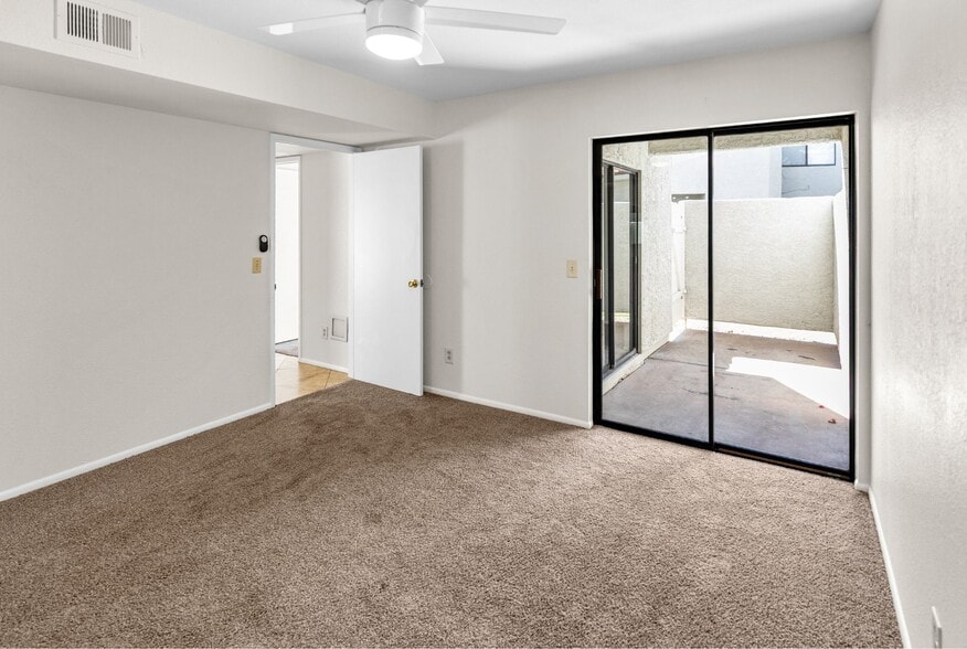 Building Photo - 850 S River Dr