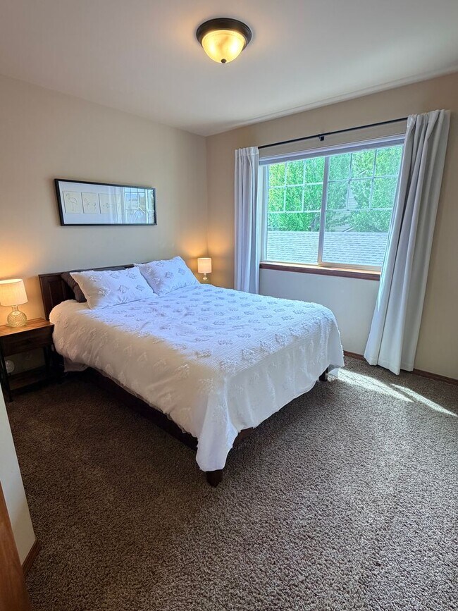 Building Photo - Short term, fully furnished home! 3 bed, 2.5 bath, central a/c, w/d, d/w, covered parking, great ...
