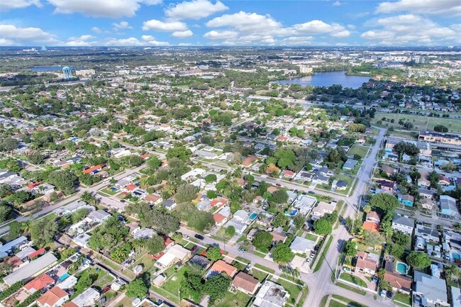 Building Photo - 2419 Coolidge St