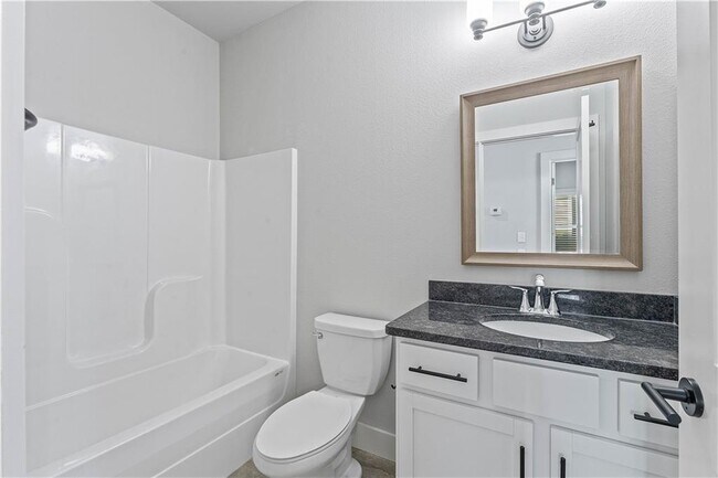 Building Photo - 923 NE Hts Ln