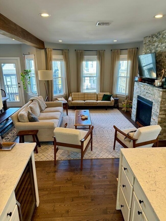Building Photo - Spacious 3 Bed 2.5 Bath with Parking!