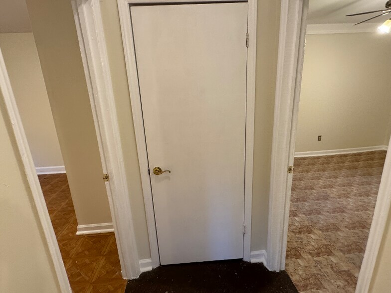 Building Photo - 706 Cherry Mountain St