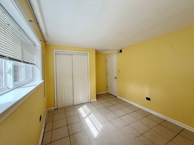 Building Photo - Bright & Airy 2BR Garden Unit | Parking In...