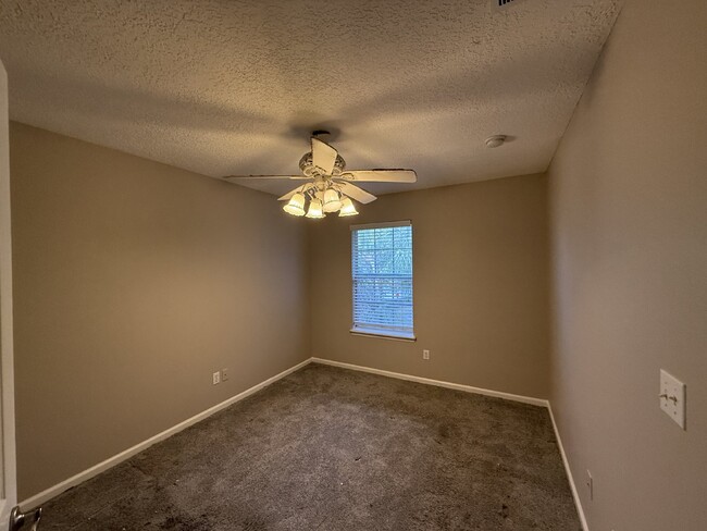 Building Photo - 3 Bedroom 2.5 Bathroom Townhouse in Briar ...