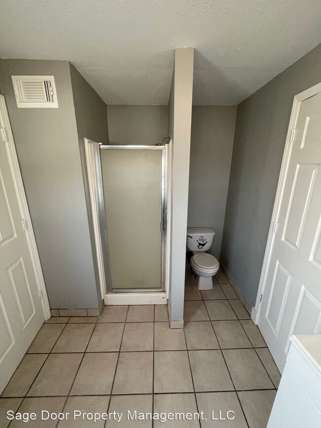 Building Photo - 3 br, 2 bath House - 2420 E 51st Street
