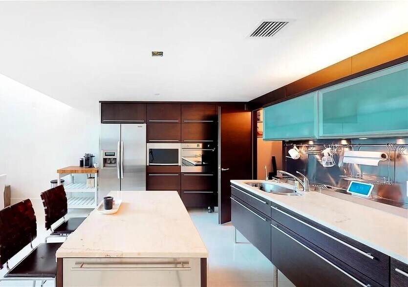 Building Photo - 6000 Collins Ave
