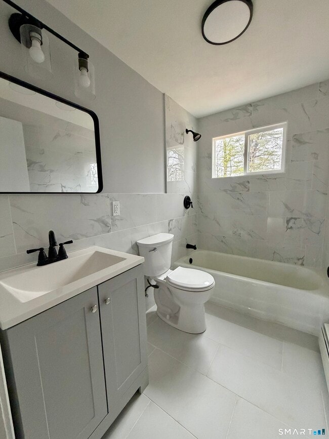 Building Photo - 164 Sycamore St