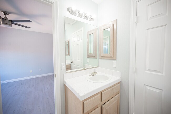 Building Photo - 8420 Bay Crest Dr