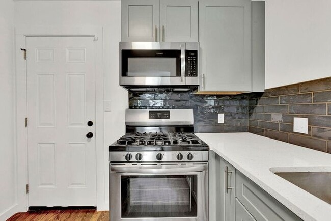 Building Photo - Charming 2 Bed / 1 Bath Home – Convenient ...