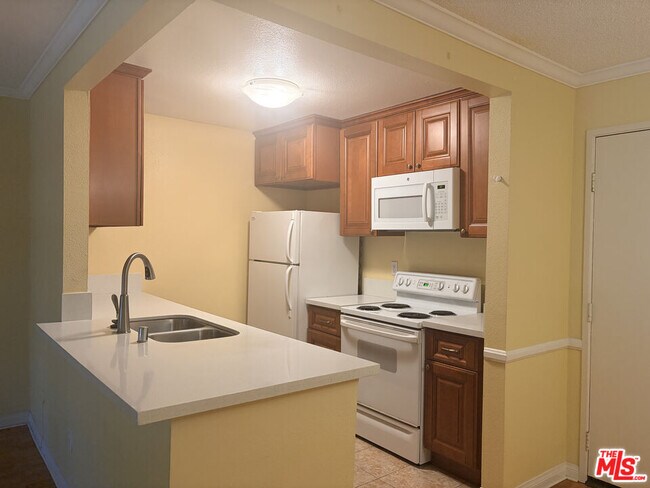 Building Photo - 805 Temple Terrace