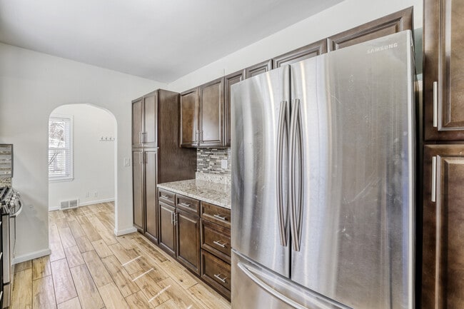 Building Photo - 626 N Hough St