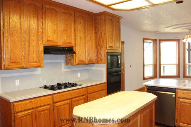 Building Photo - 677 Hoppe Ln