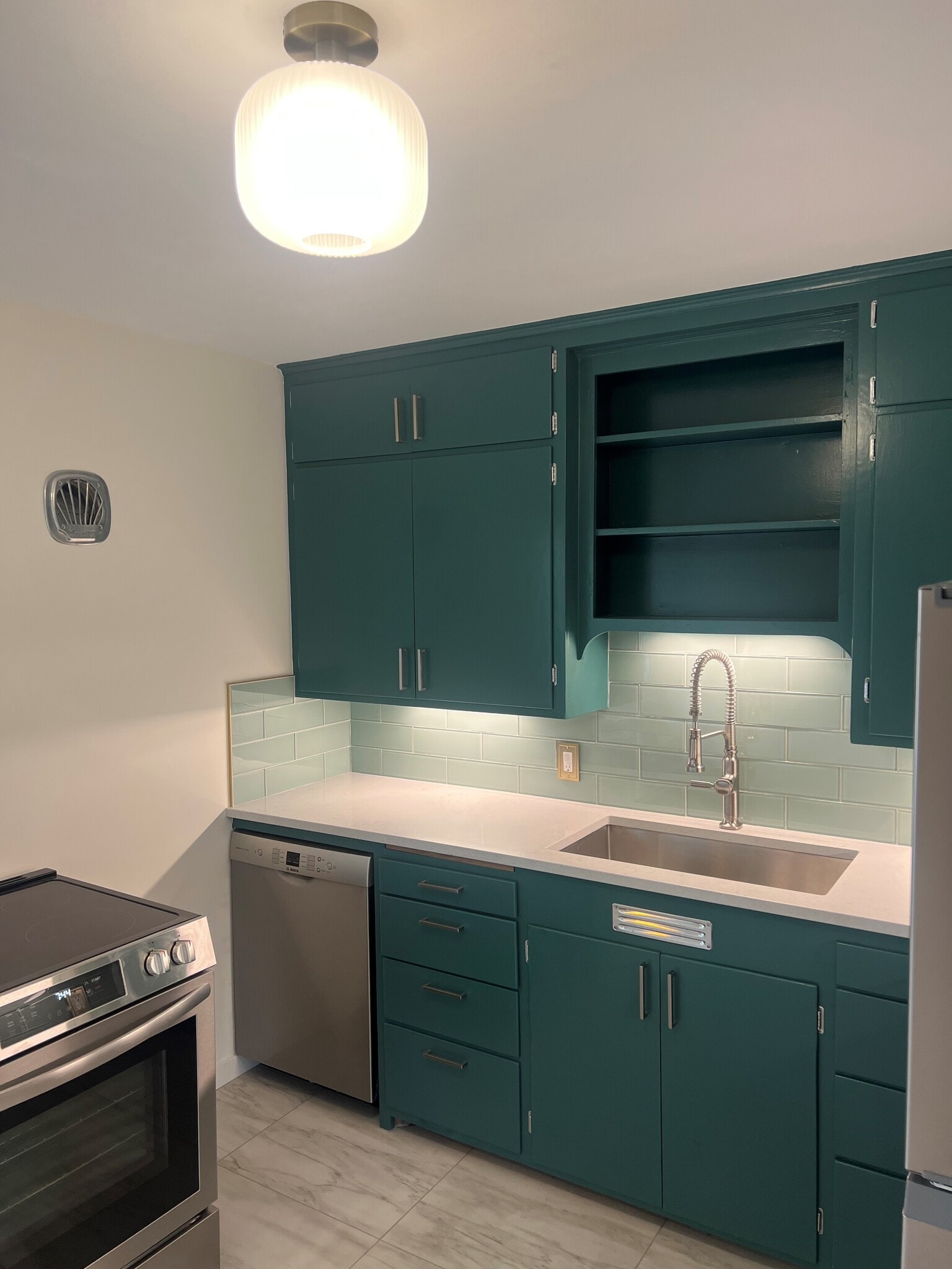 Building Photo - 409 S Coeur Dalene St