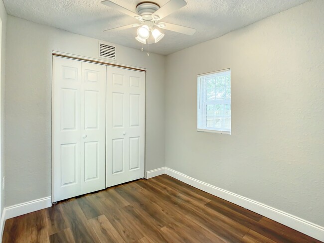 Building Photo - Charming Three bedroom one bath with huge ...