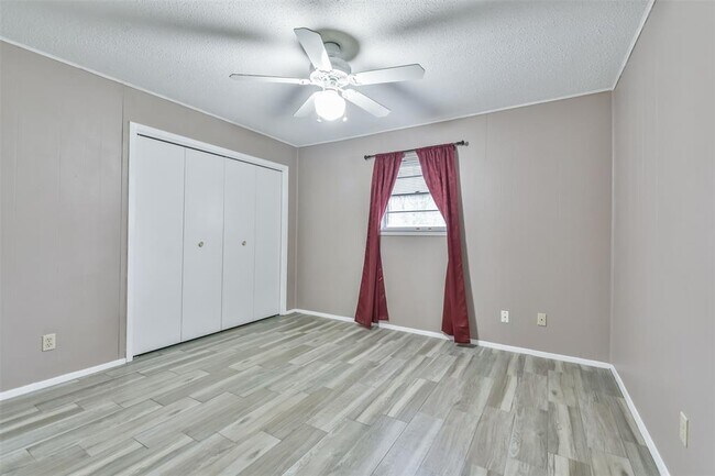 Building Photo - 23807 Red Oak Dr