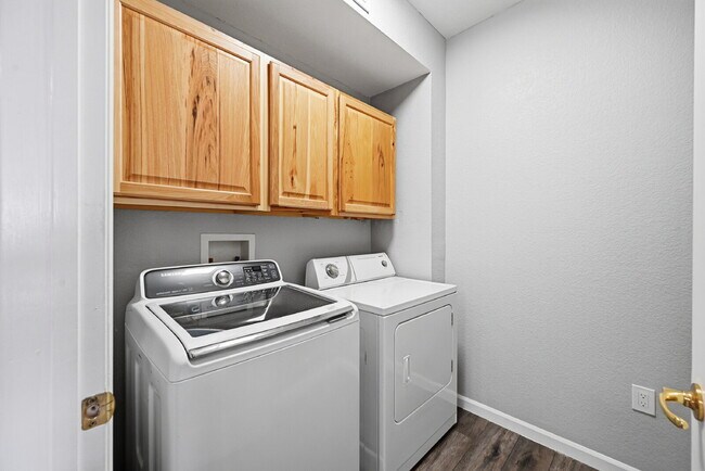 Building Photo - $1,695.95 with $300.00 off the first month's rent, $2 Beds - 2 Bath, Condo in Aurora with in Unit...