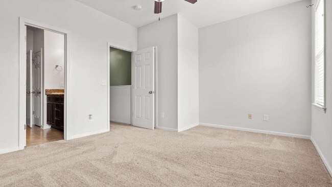 Building Photo - "Charming 2-Bed Townhouse with 2.5 Baths i...